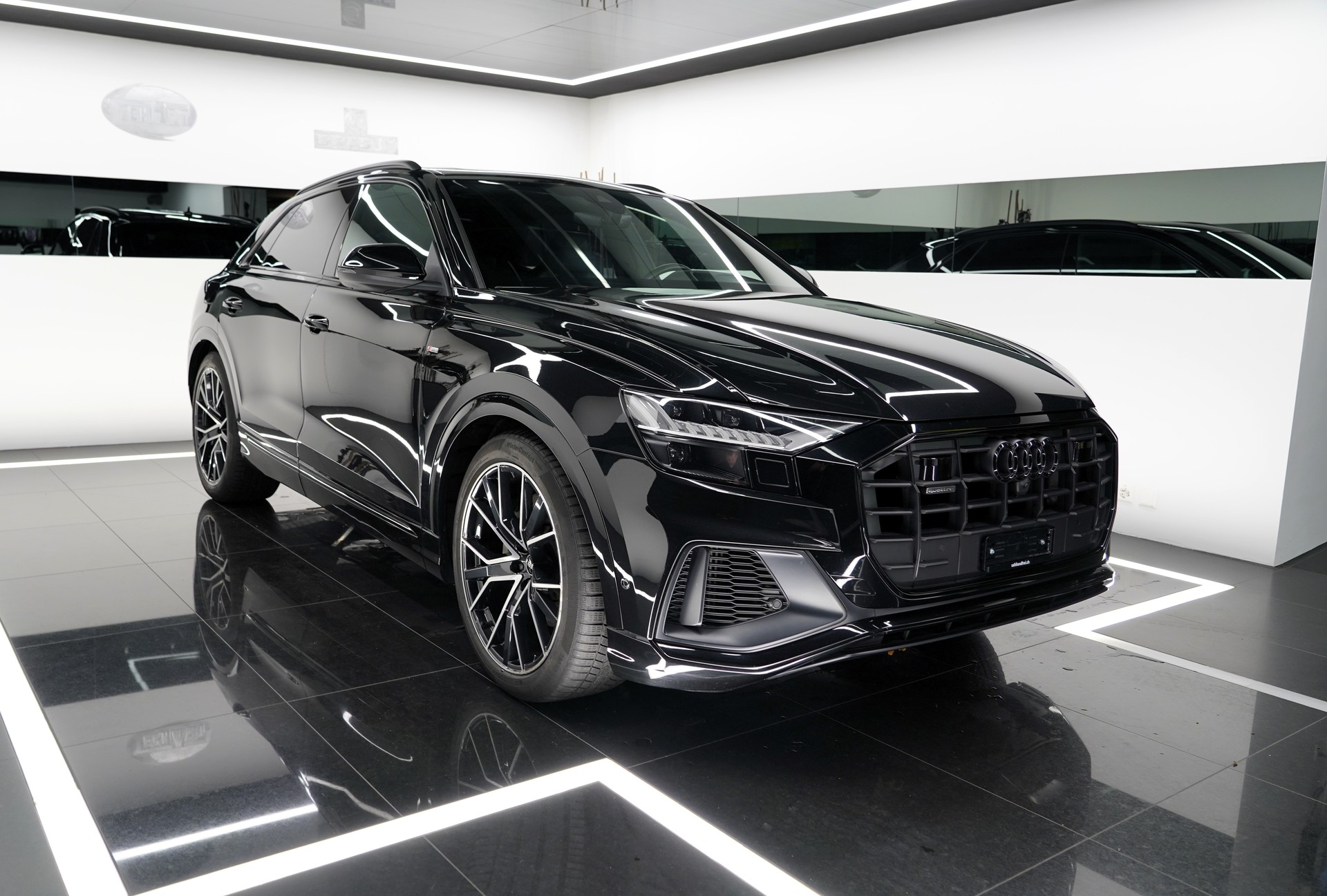 AUDI Q8 55 TFSI quattro-showroom-element-1
