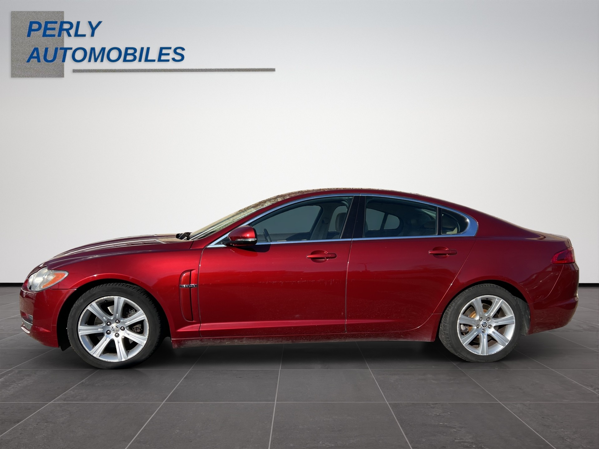 JAGUAR XF 3.0 Greenwich Luxury-showroom-element-2