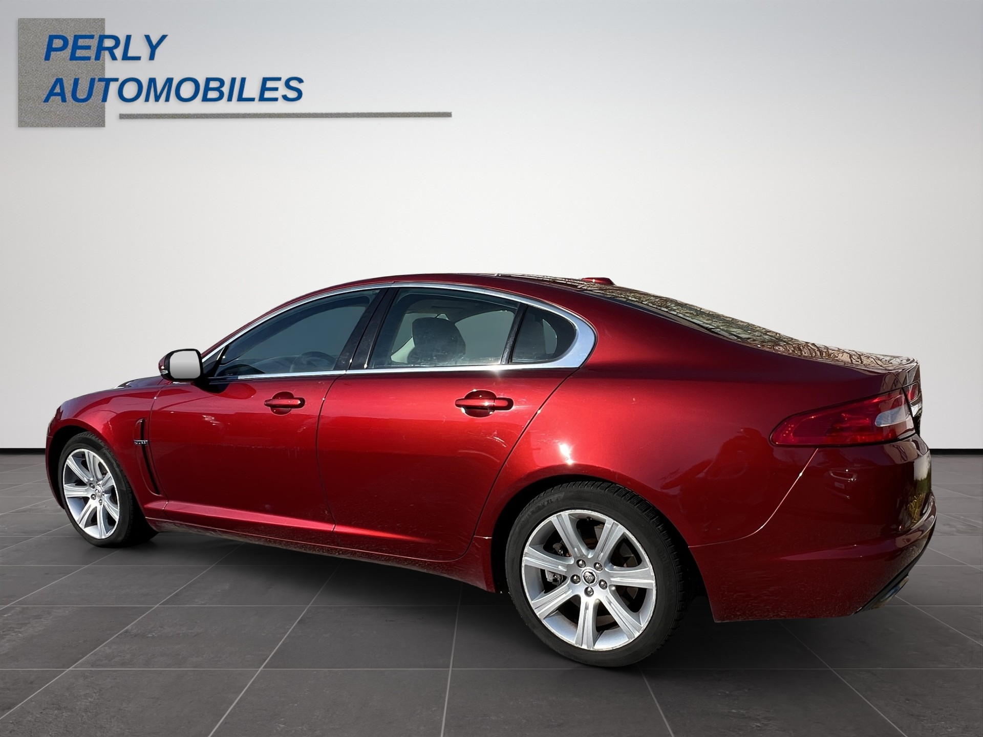 JAGUAR XF 3.0 Greenwich Luxury-showroom-element-3