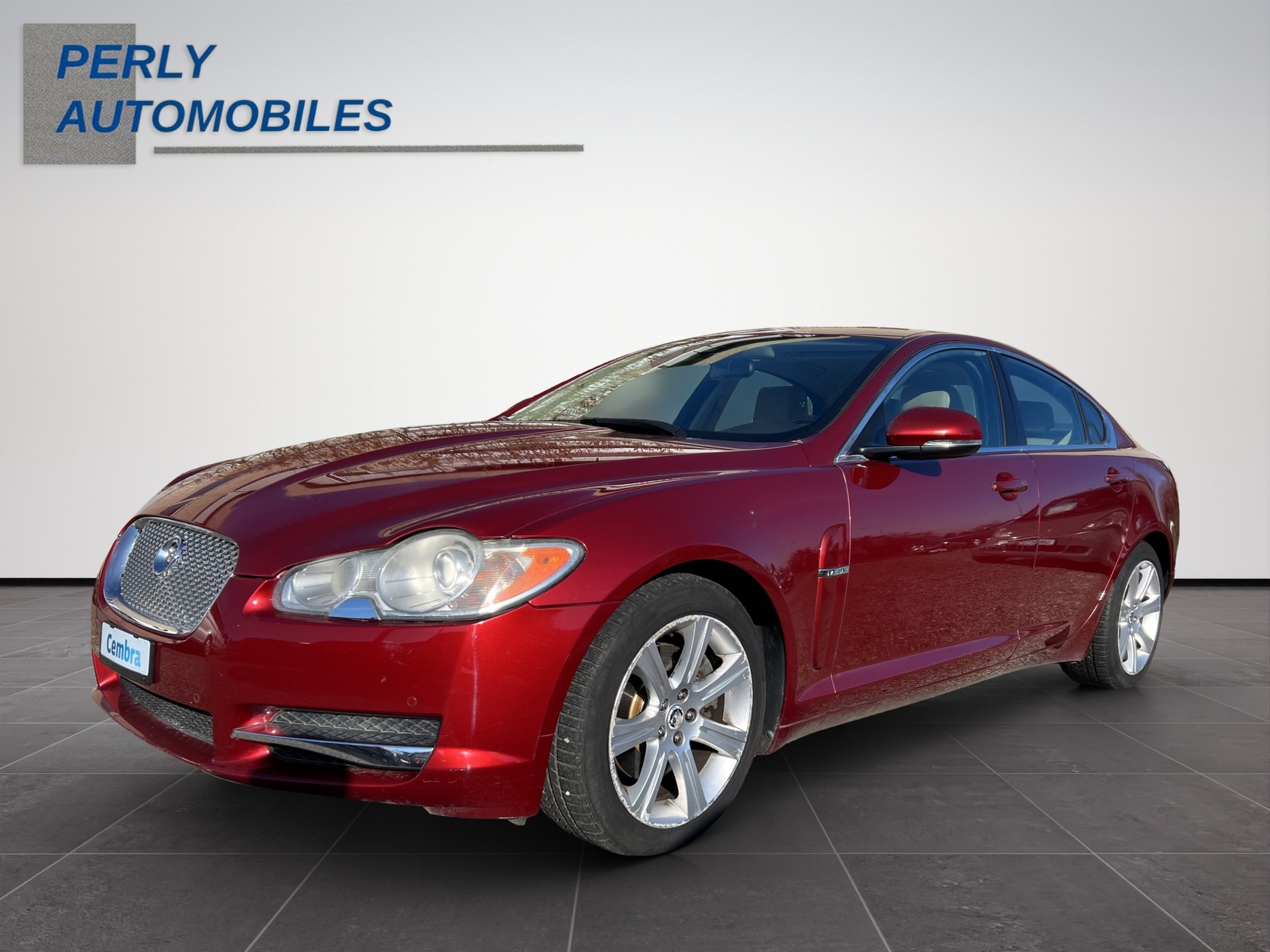 JAGUAR XF 3.0 Greenwich Luxury-showroom-element-1