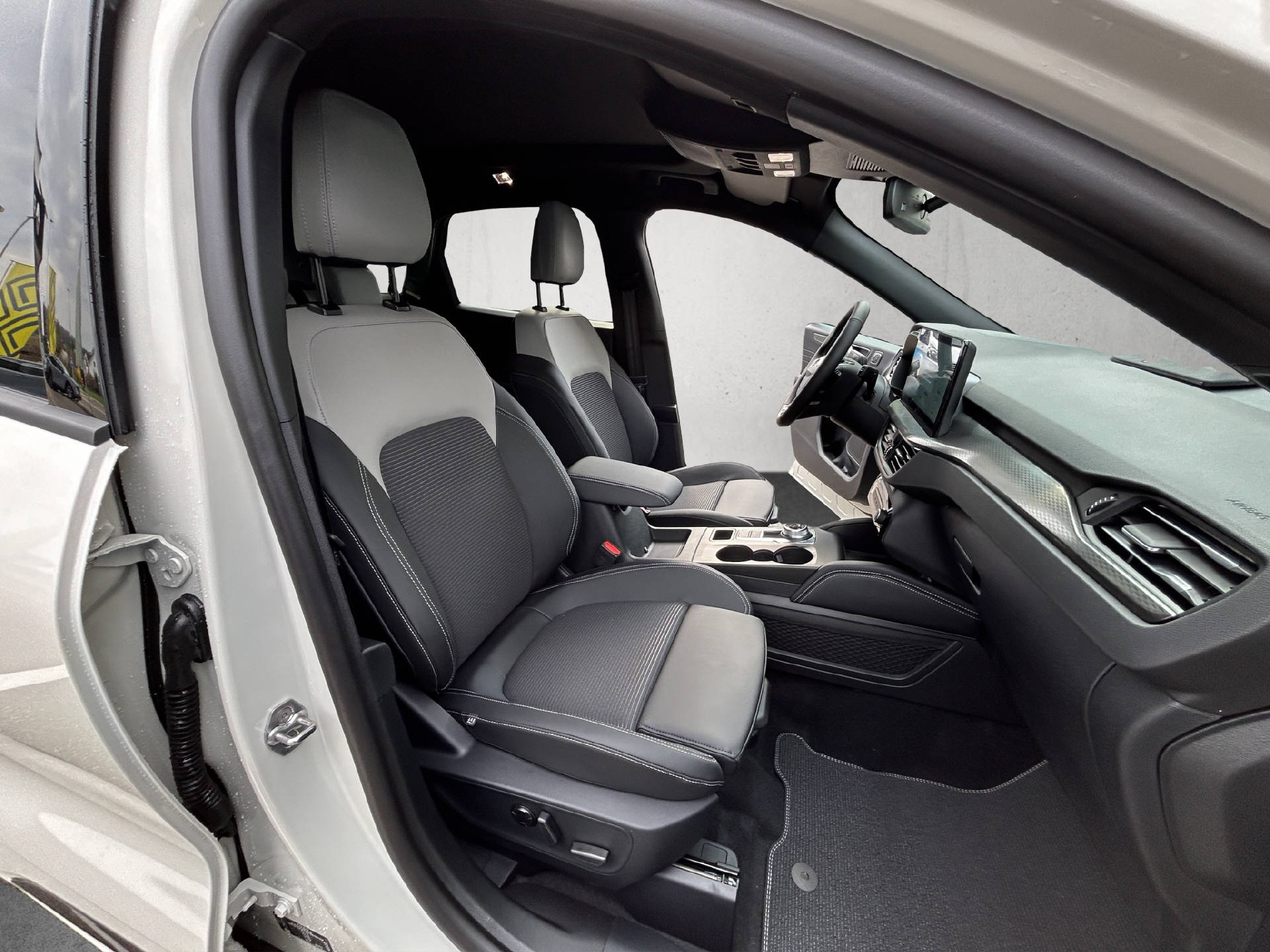 FORD Kuga 2.5 Hybrid Sound Edition 4x4-image-18