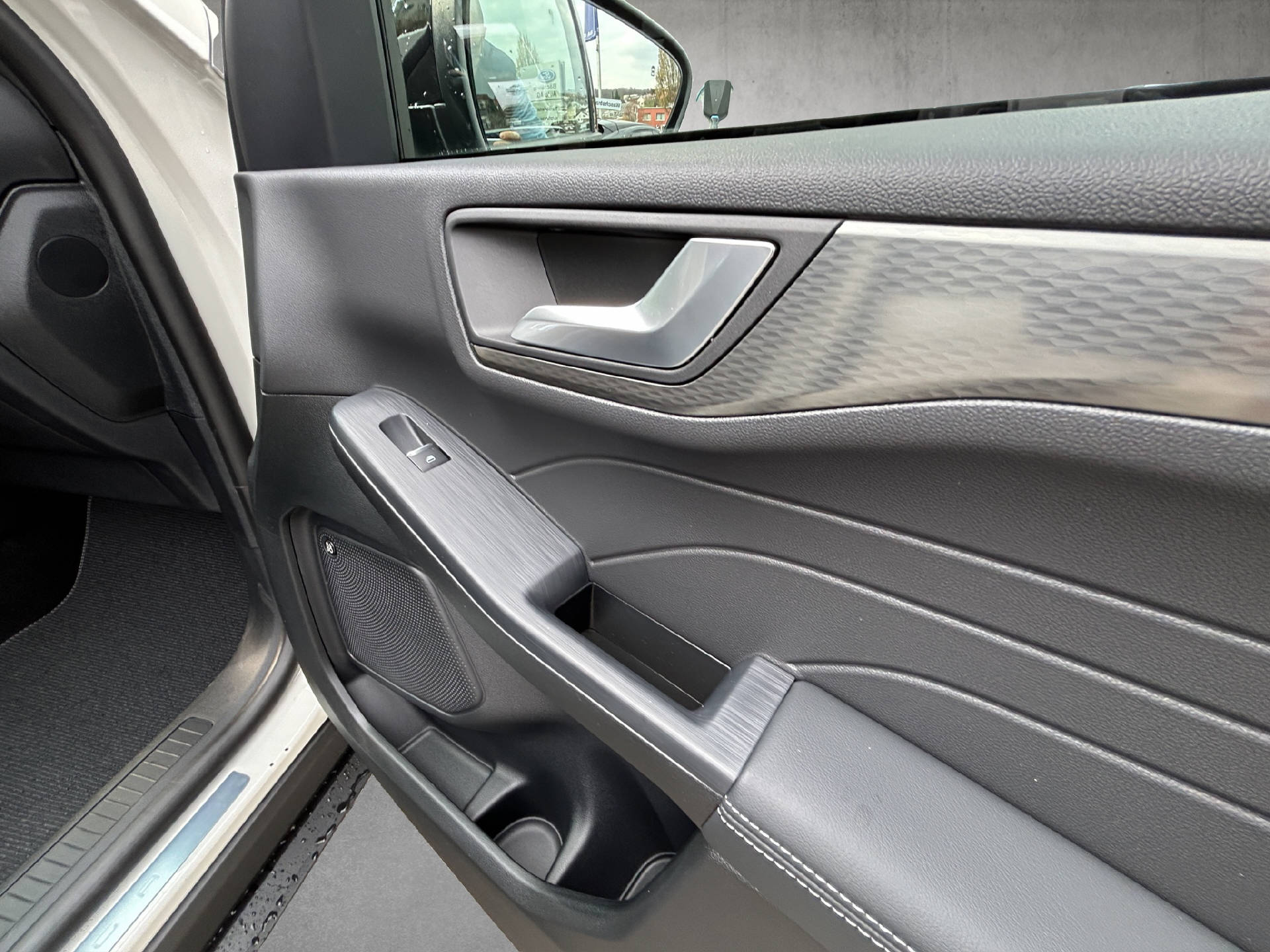 FORD Kuga 2.5 Hybrid Sound Edition 4x4-image-17