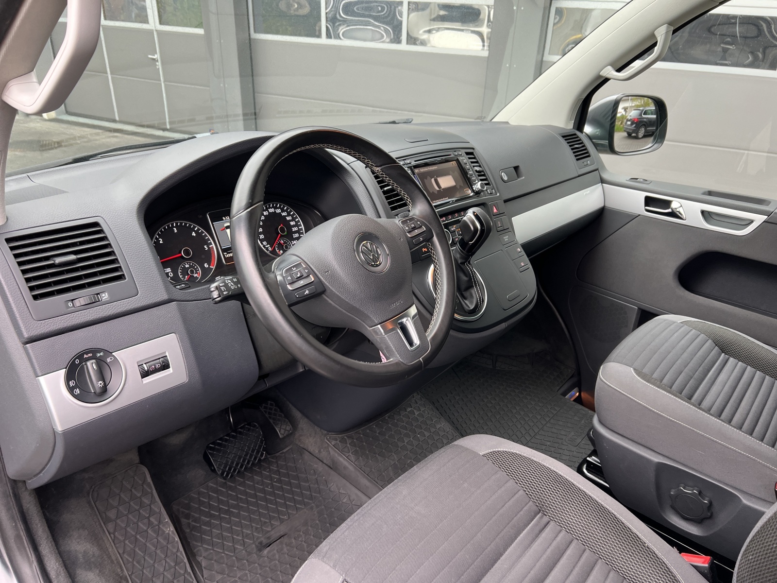 VW T5 Multivan 2.0 TDI CR Family Cup DSG-image-9