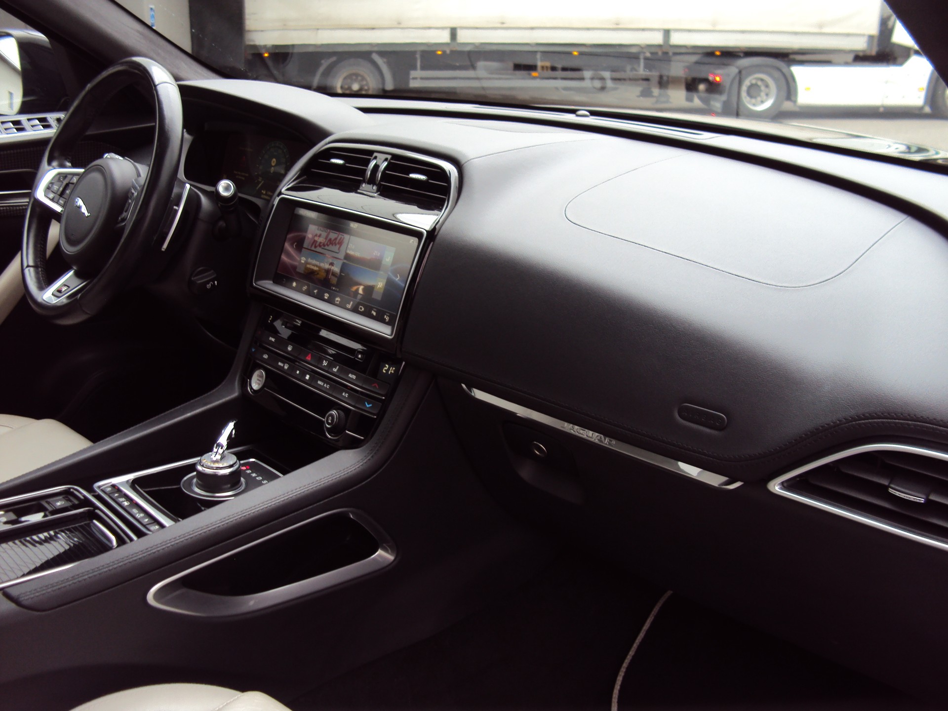JAGUAR F-Pace 3.0 TD Prestige AWD Automatik-image-12