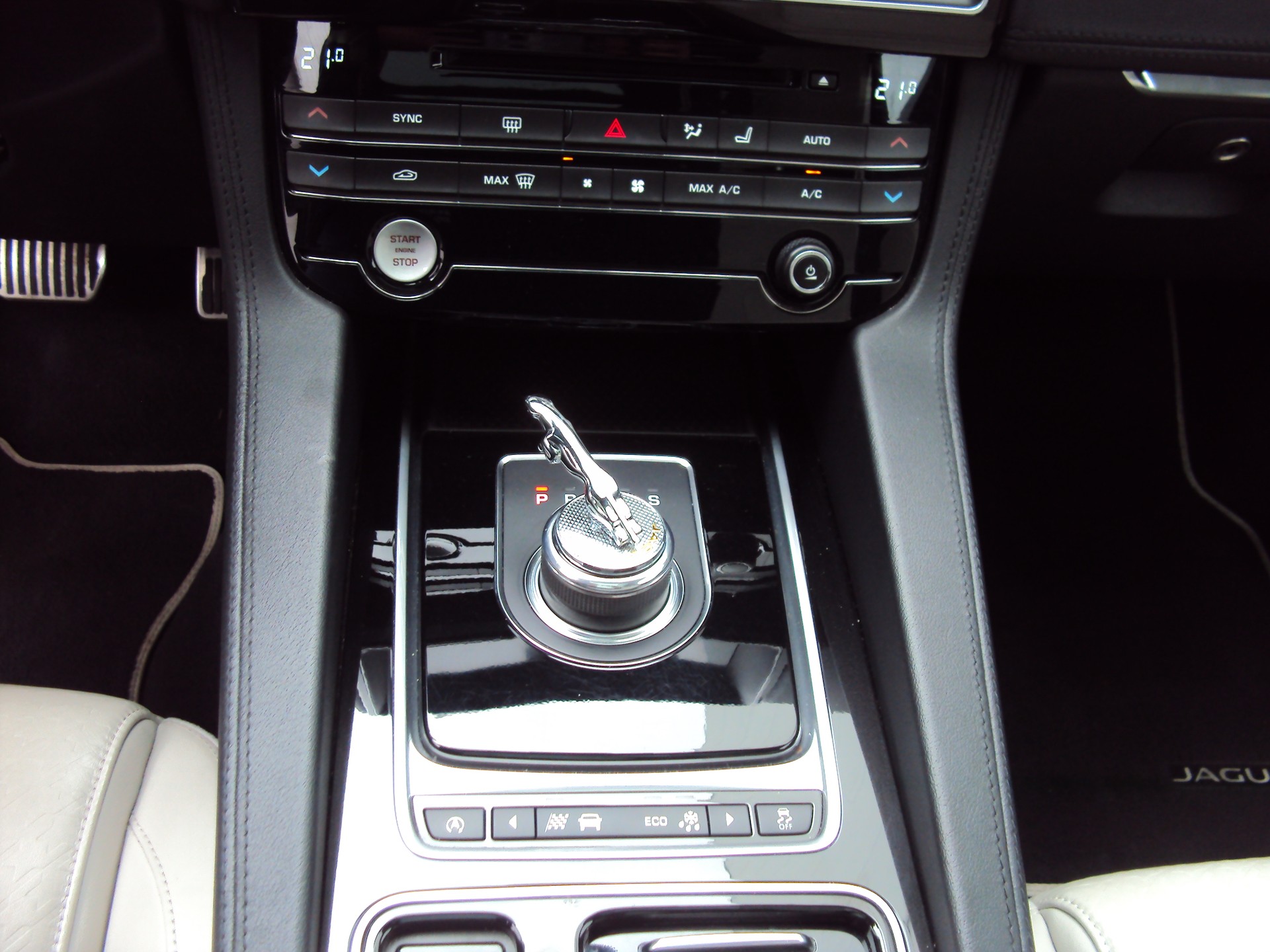 JAGUAR F-Pace 3.0 TD Prestige AWD Automatik-image-11