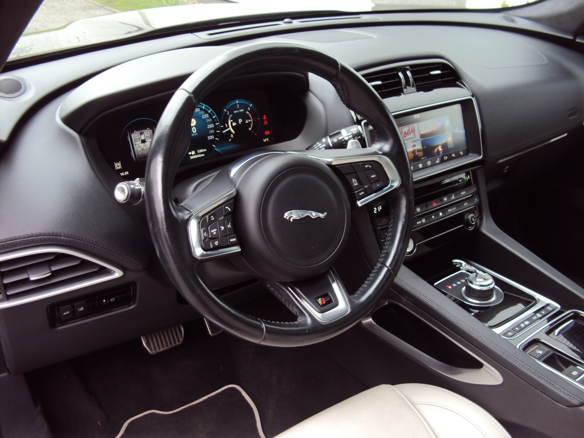 JAGUAR F-Pace 3.0 TD Prestige AWD Automatik-image-9