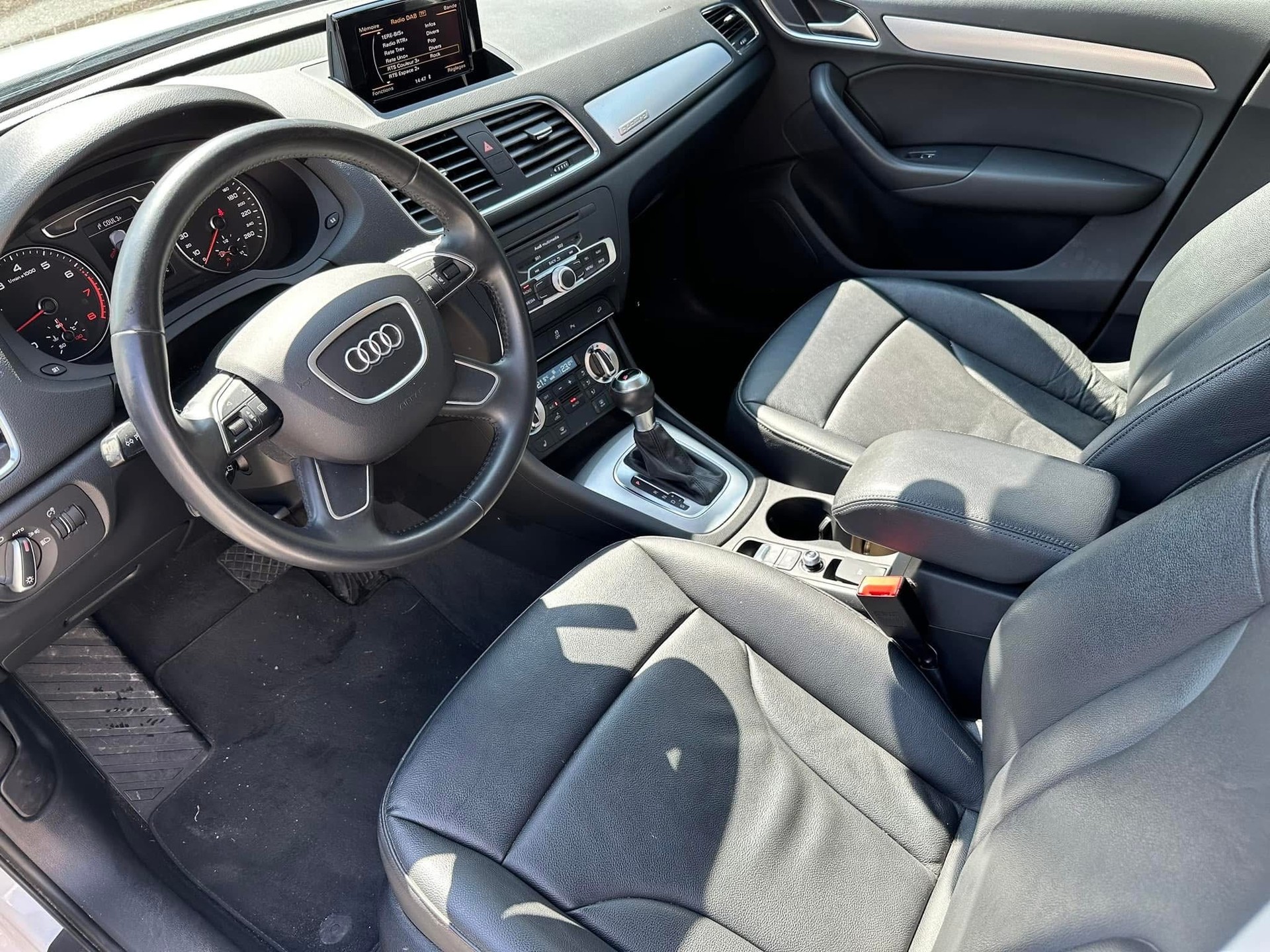 AUDI Q3 2.0 TFSI quattro S-tronic-image-8