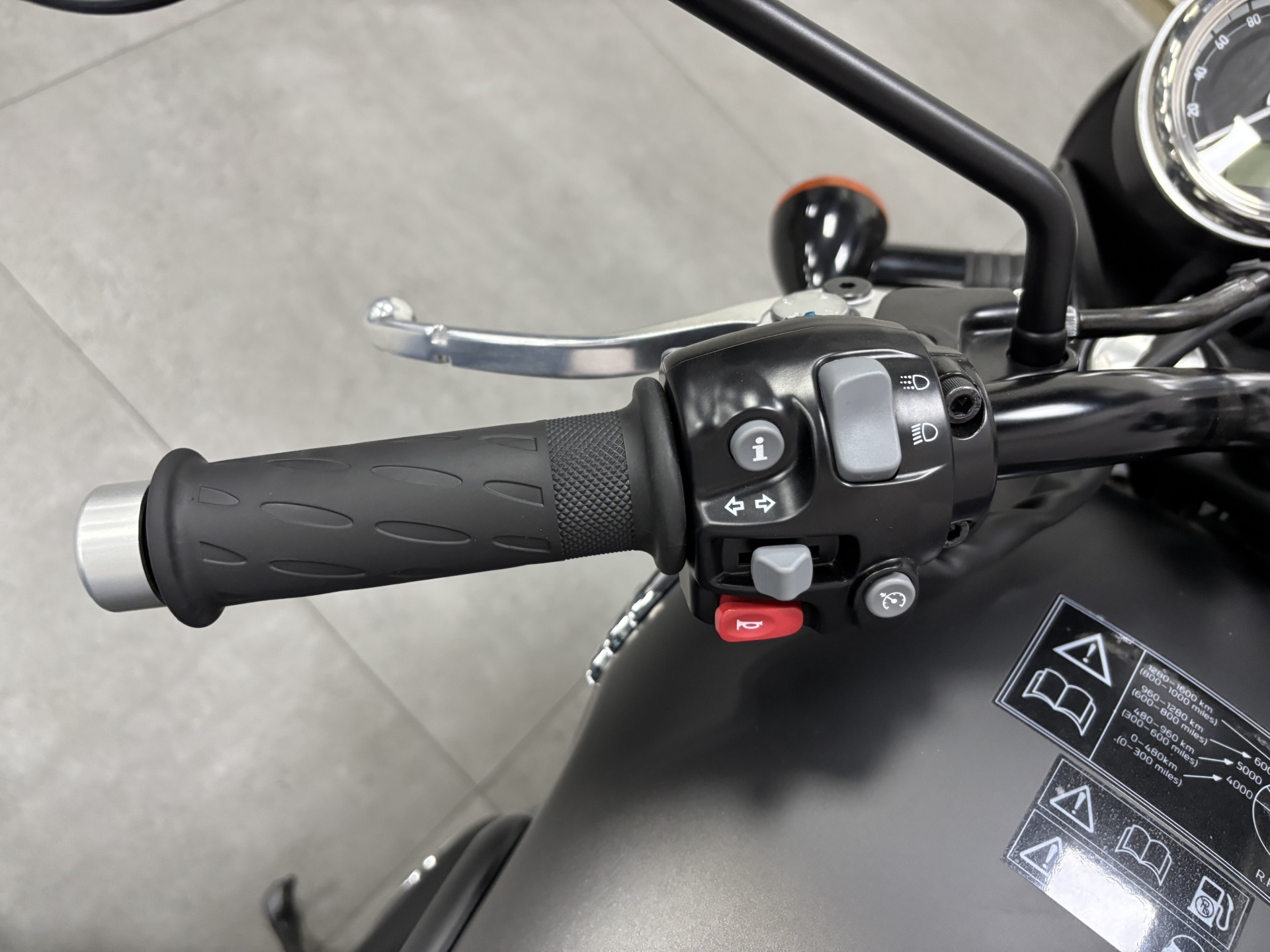 TRIUMPH Bonneville T120 Black-image-6