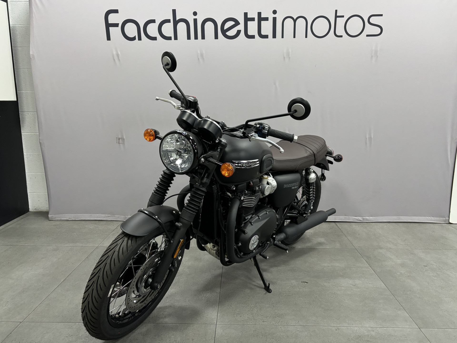 TRIUMPH Bonneville T120 Black-image-2