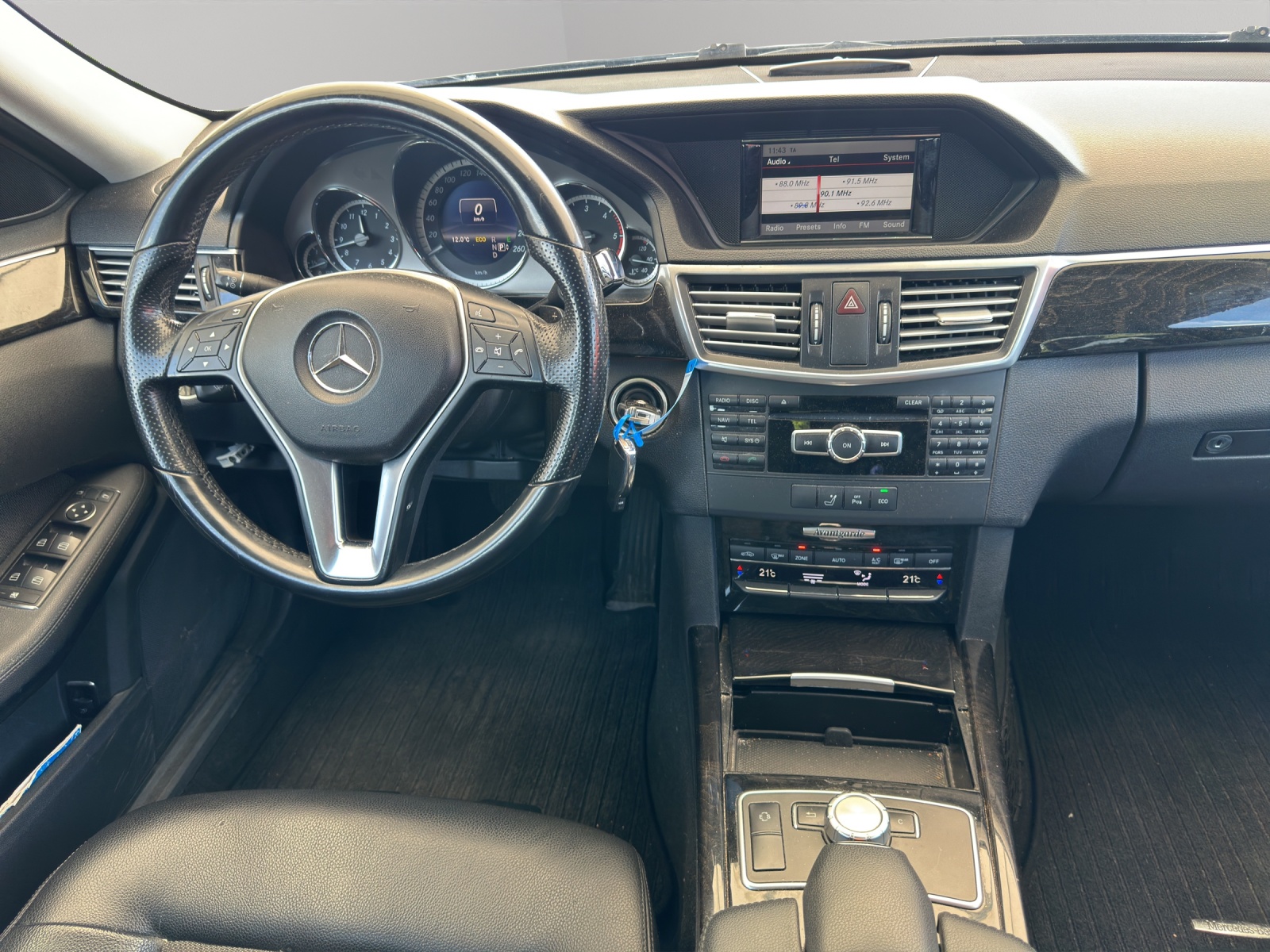 MERCEDES-BENZ E 250 CDI BlueEff. Avantgarde 4Matic 7G-Tronic-image-18