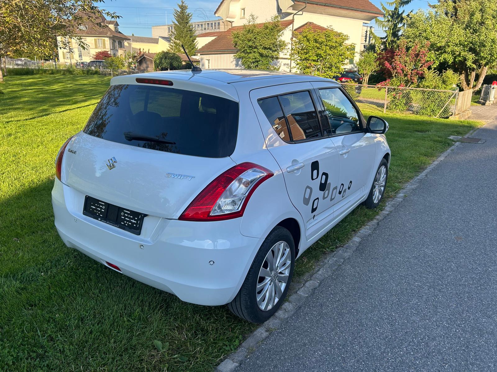 SUZUKI Swift 1.2i 16V Compact Top-image-4