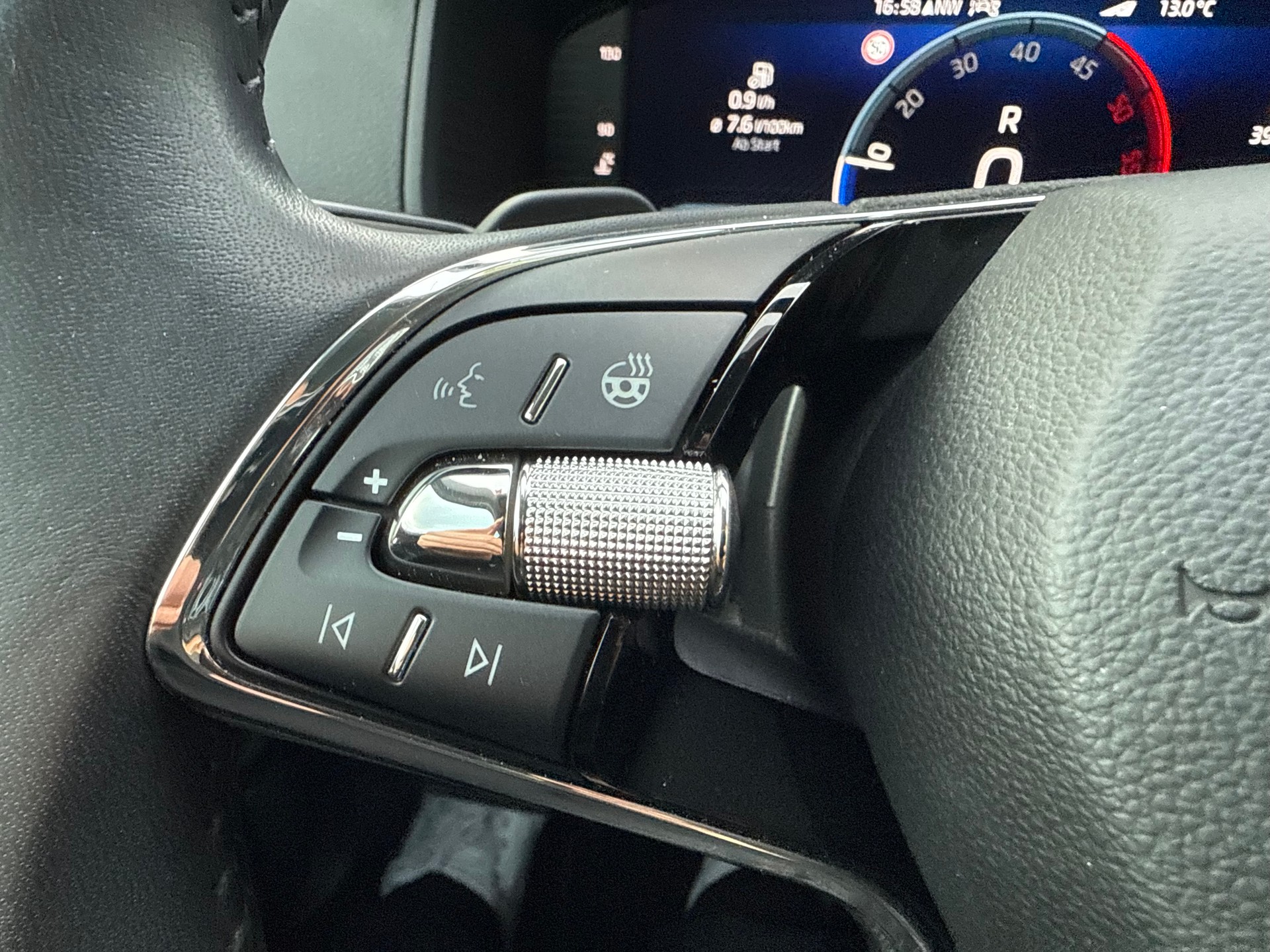 SKODA Karoq 2.0 TDI Style 4x4 DSG-image-28