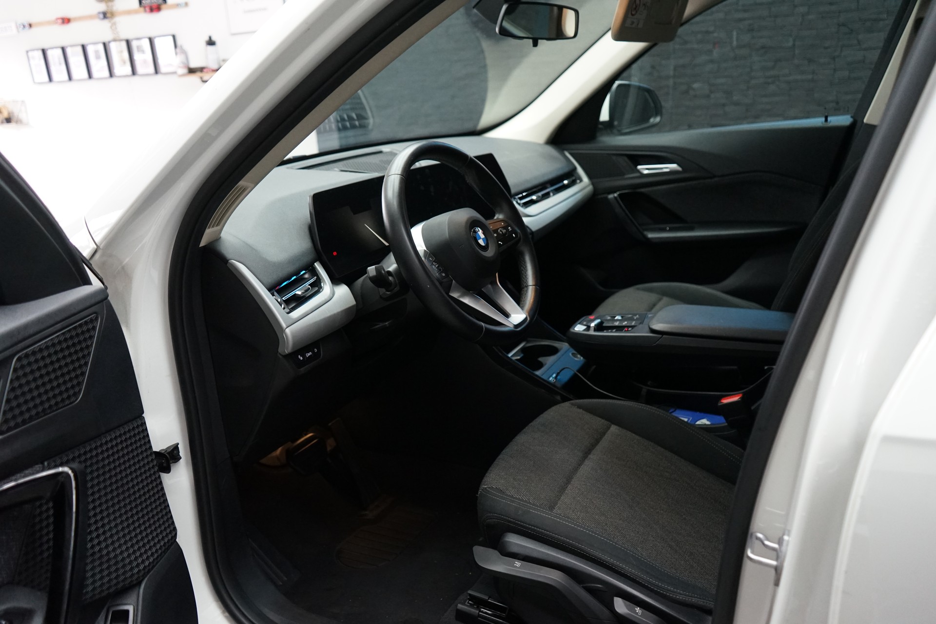 BMW X1 sDrive 18i-showroom-element-3