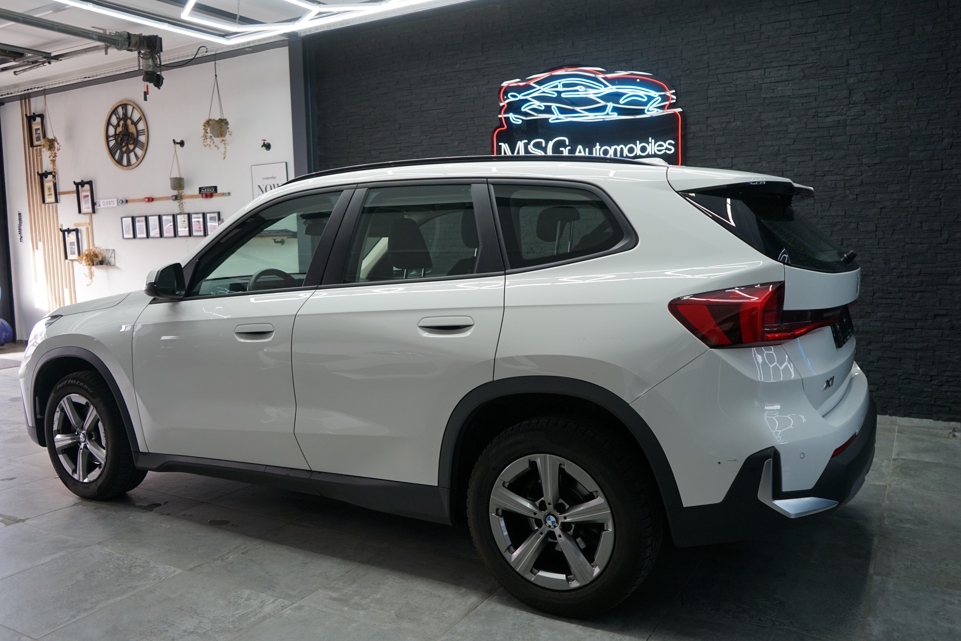 BMW X1 sDrive 18i-showroom-element-2