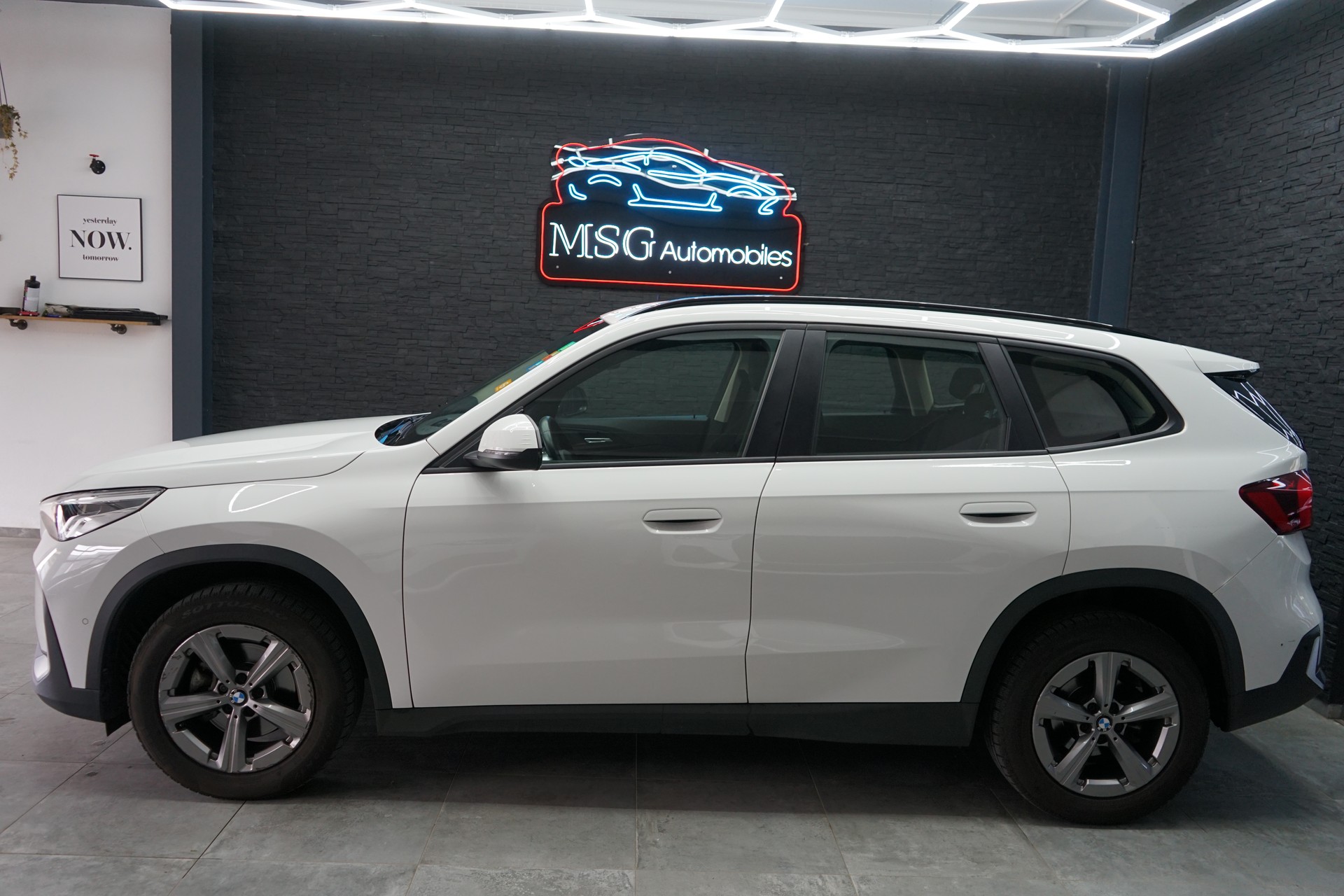 BMW X1 sDrive 18i-showroom-element-1