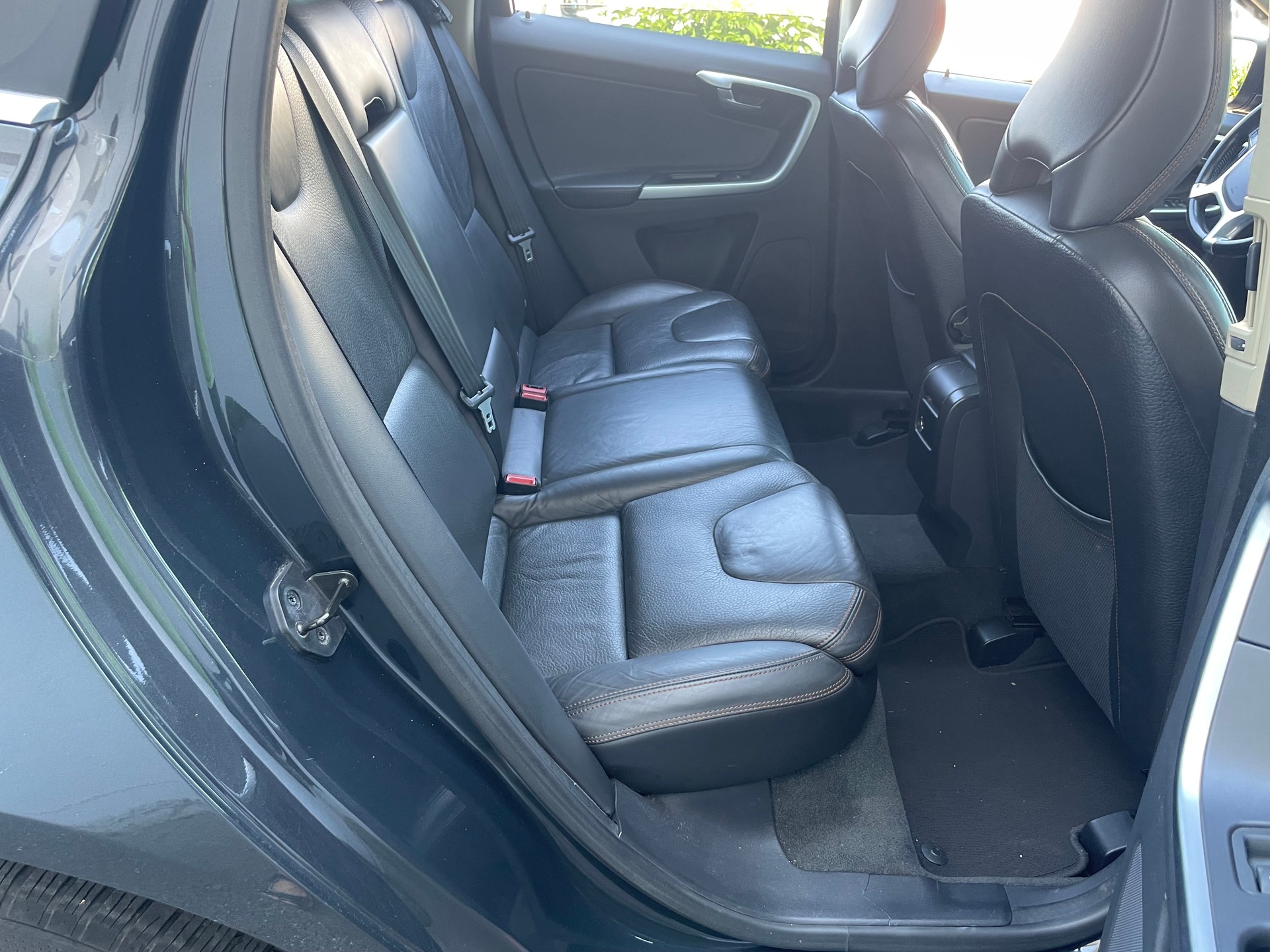 VOLVO XC60 D3 AWD R-Design-image-12