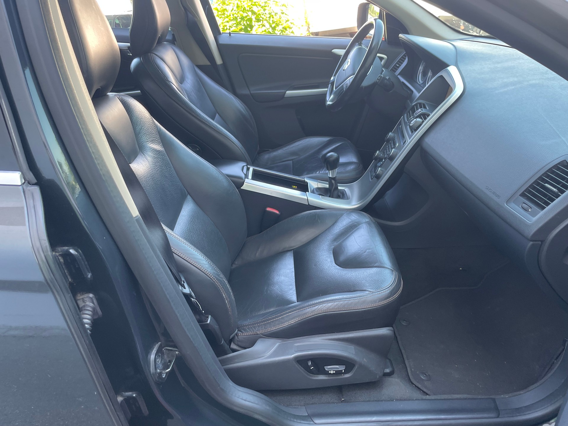 VOLVO XC60 D3 AWD R-Design-image-9