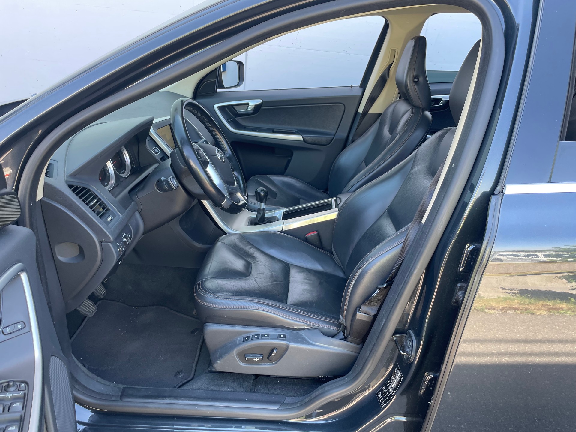 VOLVO XC60 D3 AWD R-Design-image-8