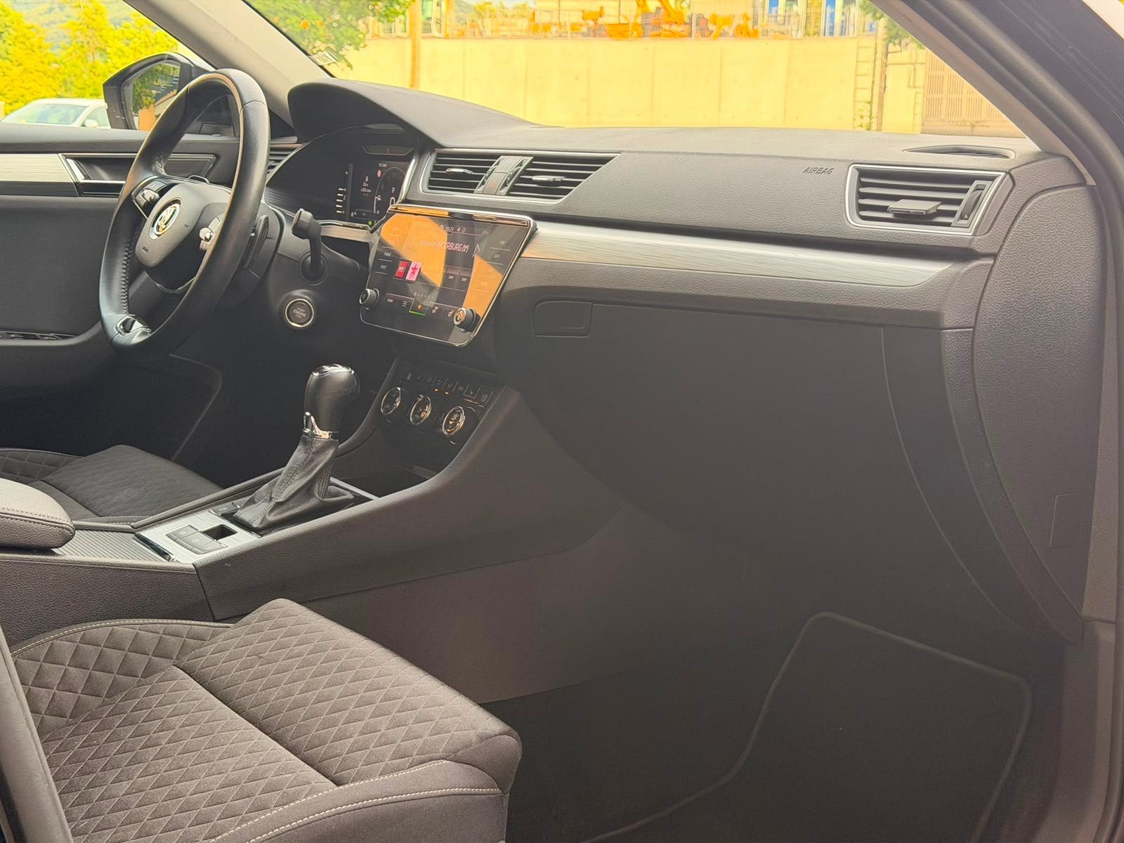 SKODA Superb Combi 2.0 TDi Ambition 4x4 DSG-image-24