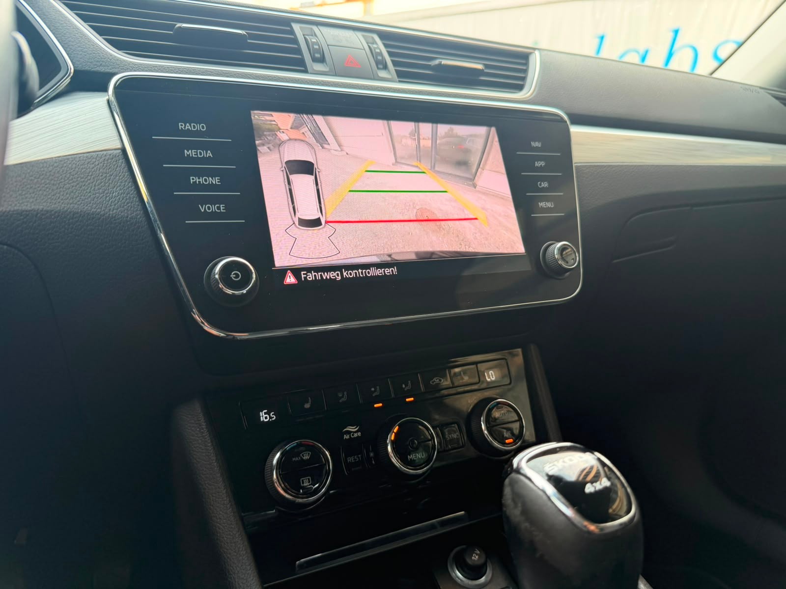 SKODA Superb Combi 2.0 TDi Ambition 4x4 DSG-image-29