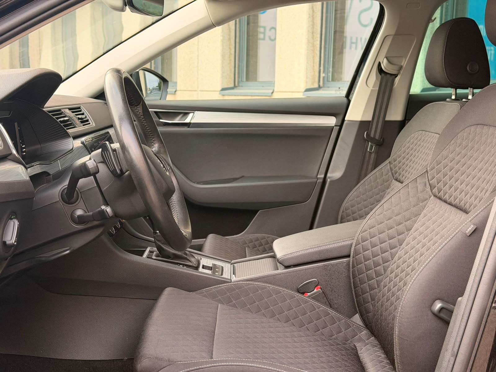 SKODA Superb Combi 2.0 TDi Ambition 4x4 DSG-image-15