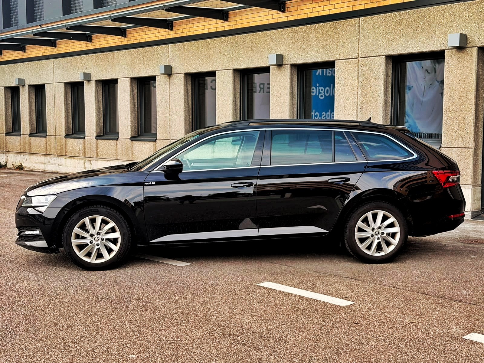 SKODA Superb Combi 2.0 TDi Ambition 4x4 DSG-showroom-element-1