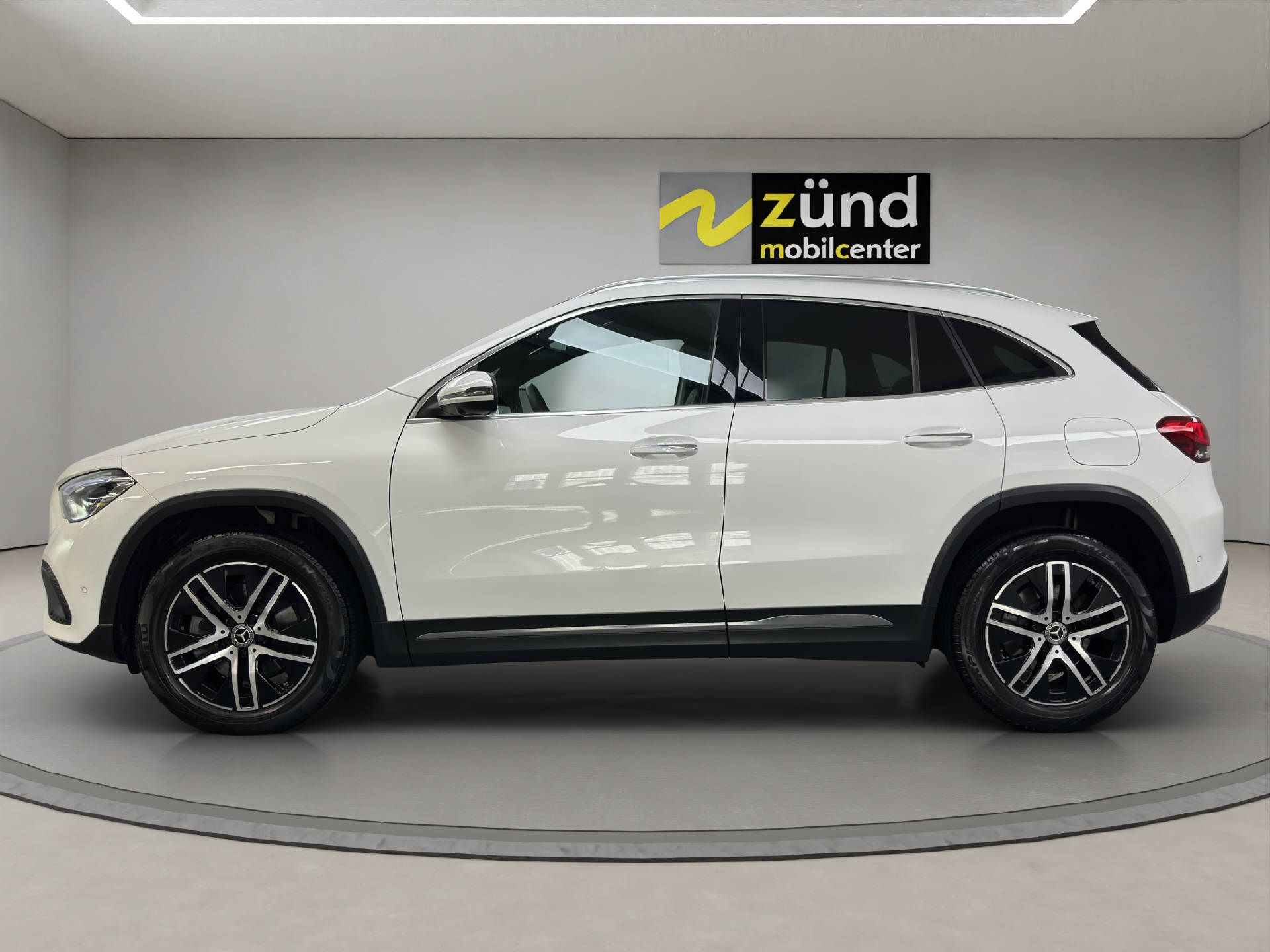 MERCEDES-BENZ GLA 220 d Progressive 4matic-image-1