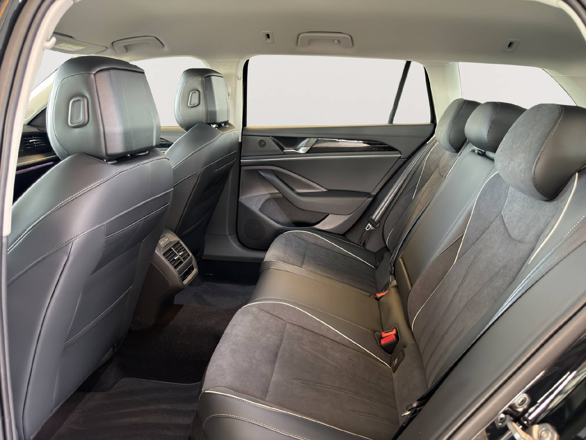 VW Passat Variant 1.5 TSI PHEV Business DSG-image-17