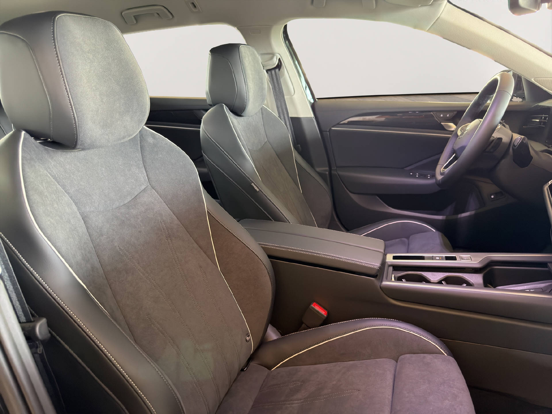 VW Passat Variant 1.5 TSI PHEV Business DSG-image-16