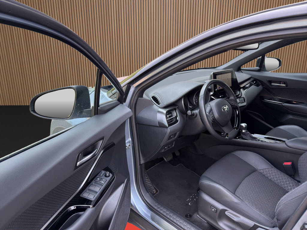 TOYOTA C-HR 2.0 VVTi HSD Trend-image-10
