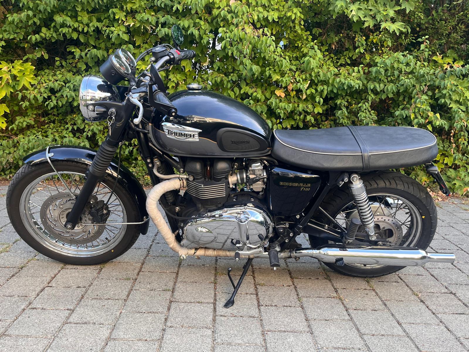 TRIUMPH Bonneville 900 i-image-1