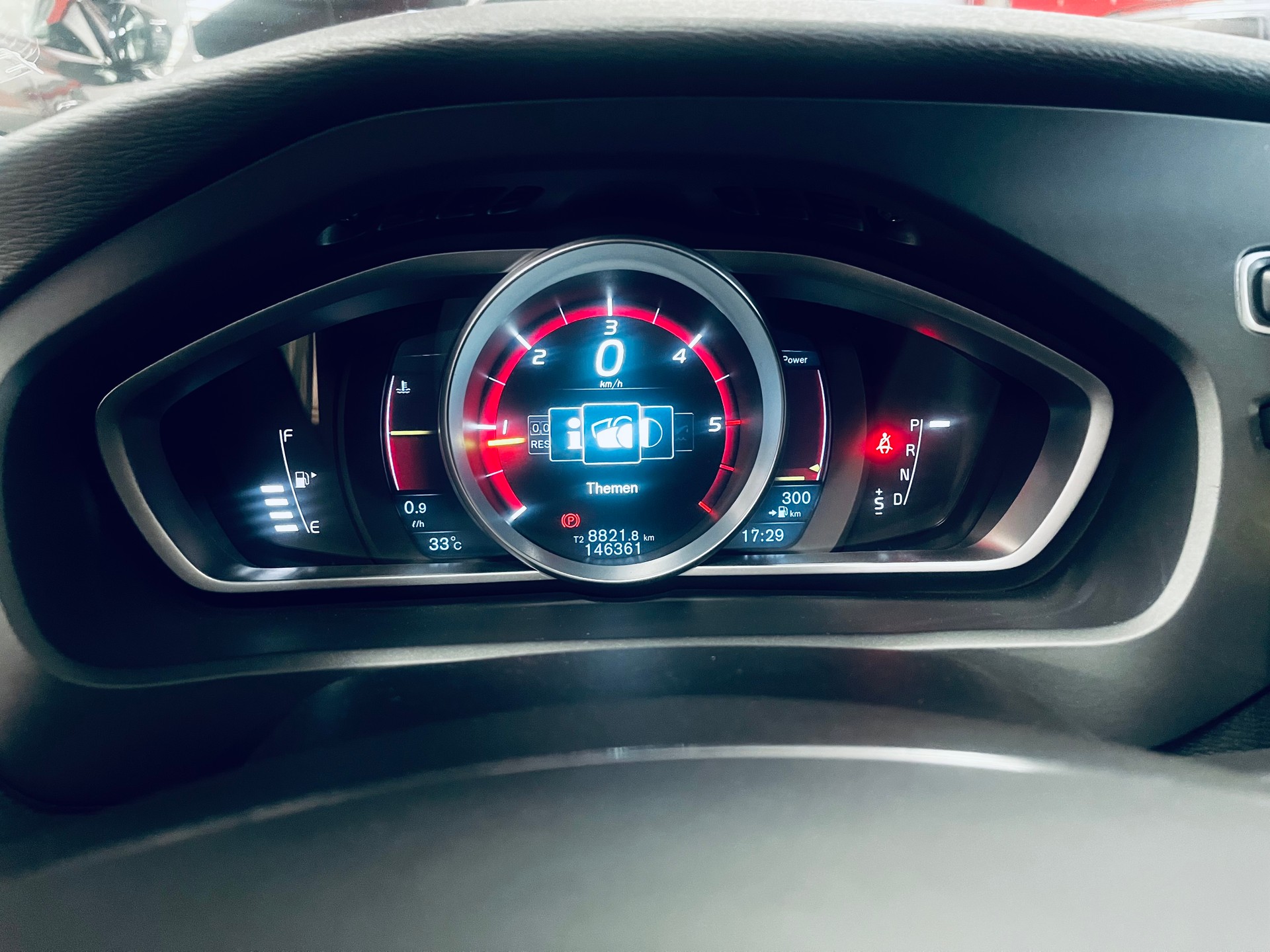 VOLVO V40 Cross Country D3 Momentum Geartronic-image-22