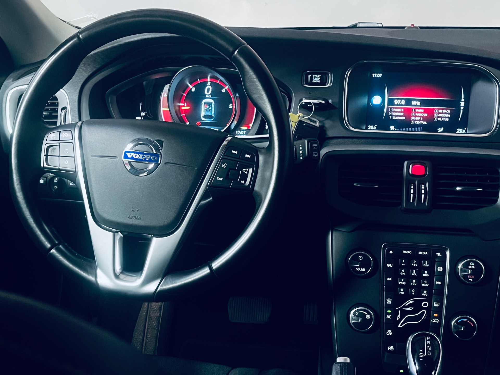 VOLVO V40 Cross Country D3 Momentum Geartronic-image-12