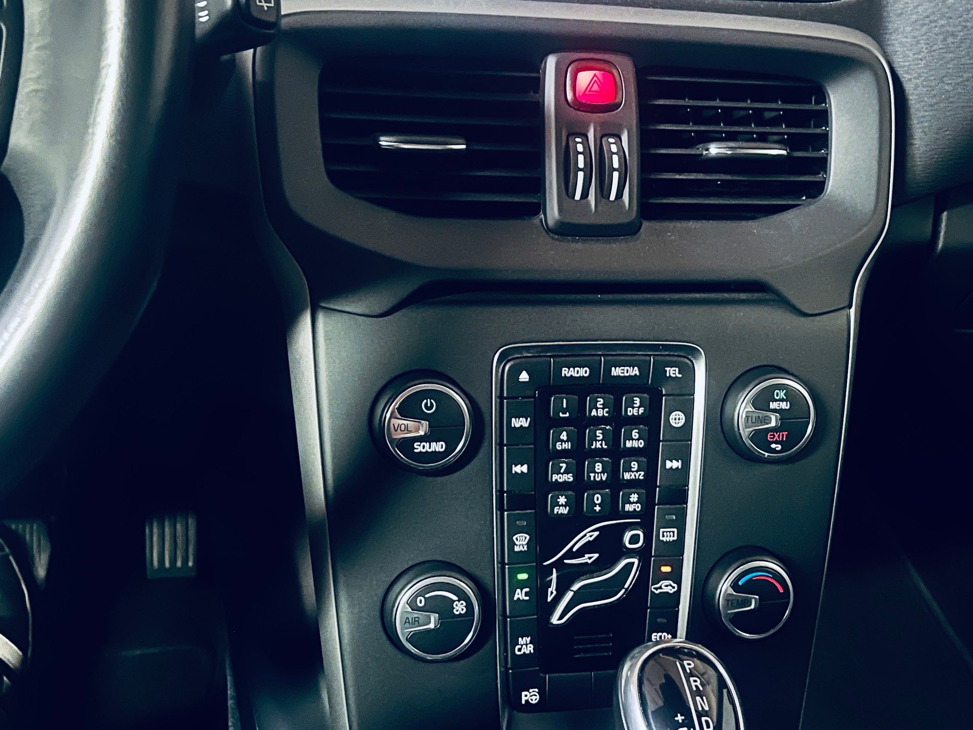 VOLVO V40 Cross Country D3 Momentum Geartronic-image-15