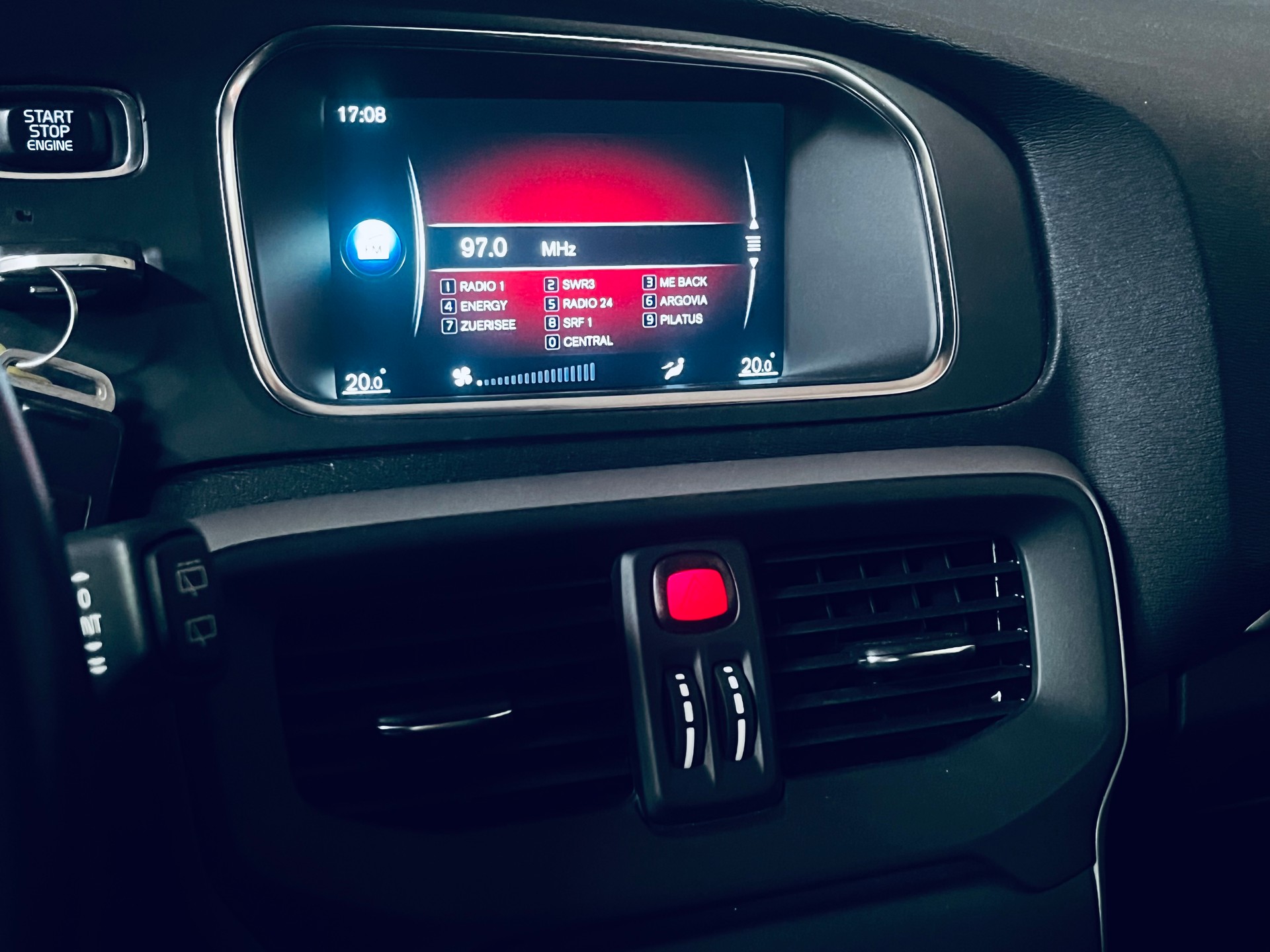 VOLVO V40 Cross Country D3 Momentum Geartronic-image-14