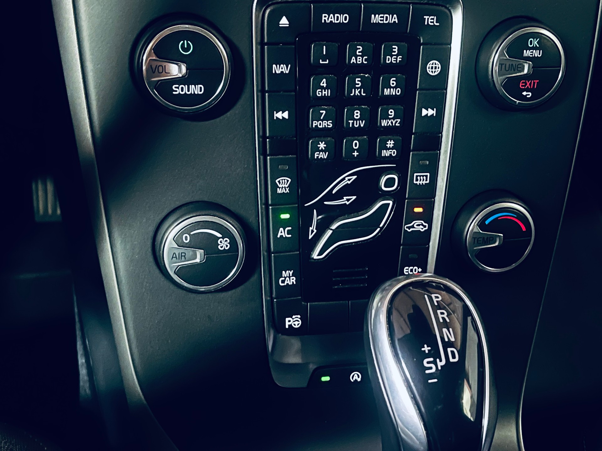 VOLVO V40 Cross Country D3 Momentum Geartronic-image-18