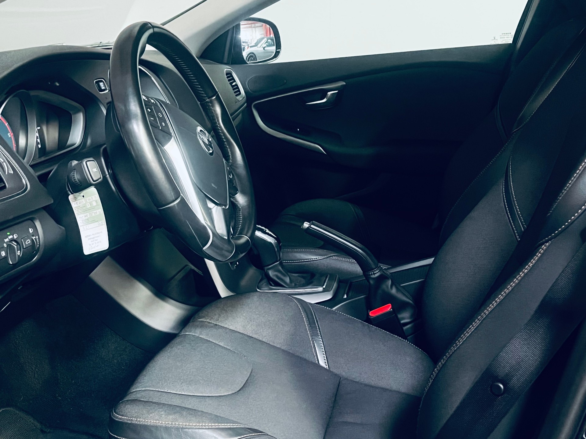 VOLVO V40 Cross Country D3 Momentum Geartronic-image-9