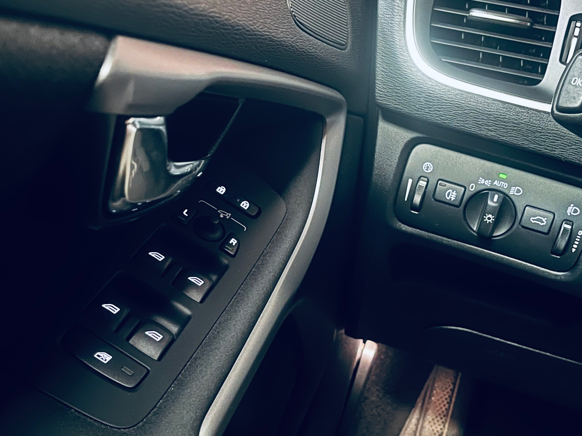 VOLVO V40 Cross Country D3 Momentum Geartronic-image-21