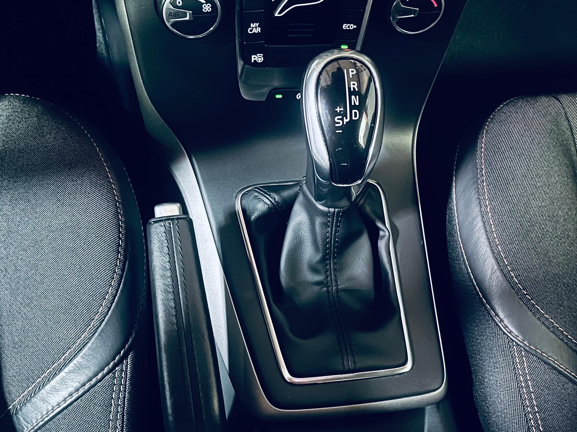 VOLVO V40 Cross Country D3 Momentum Geartronic-image-17