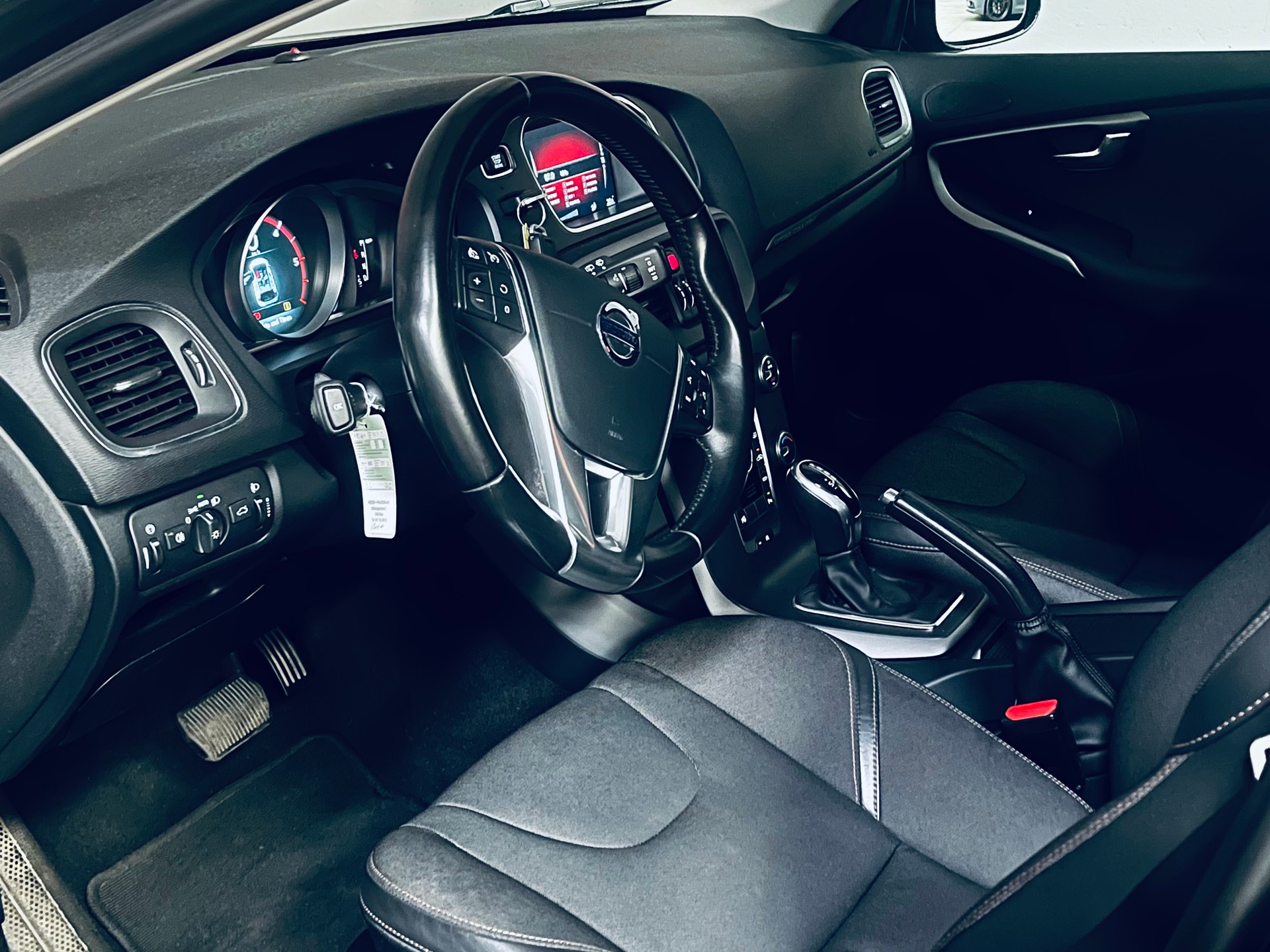 VOLVO V40 Cross Country D3 Momentum Geartronic-image-10