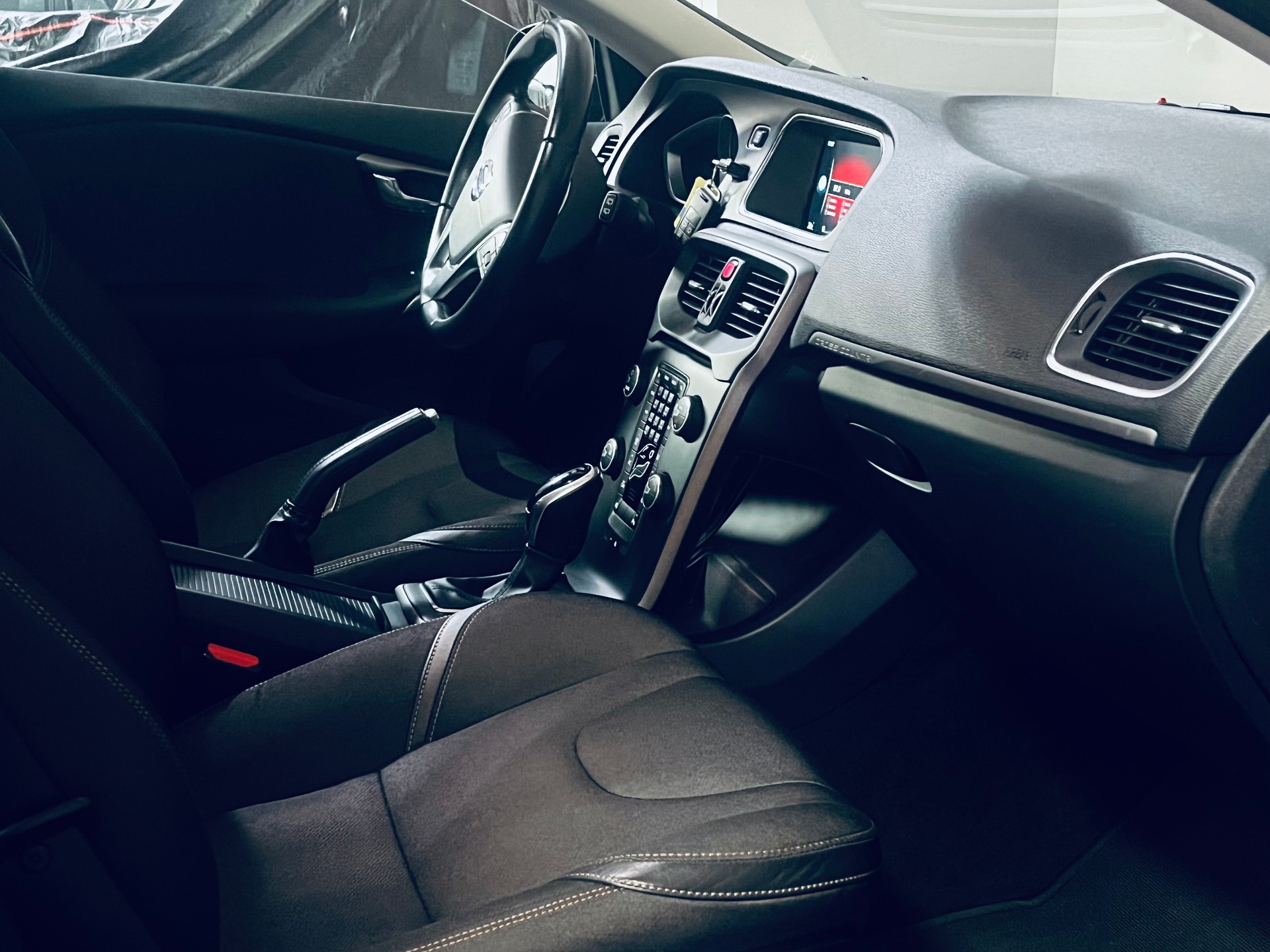 VOLVO V40 Cross Country D3 Momentum Geartronic-image-11
