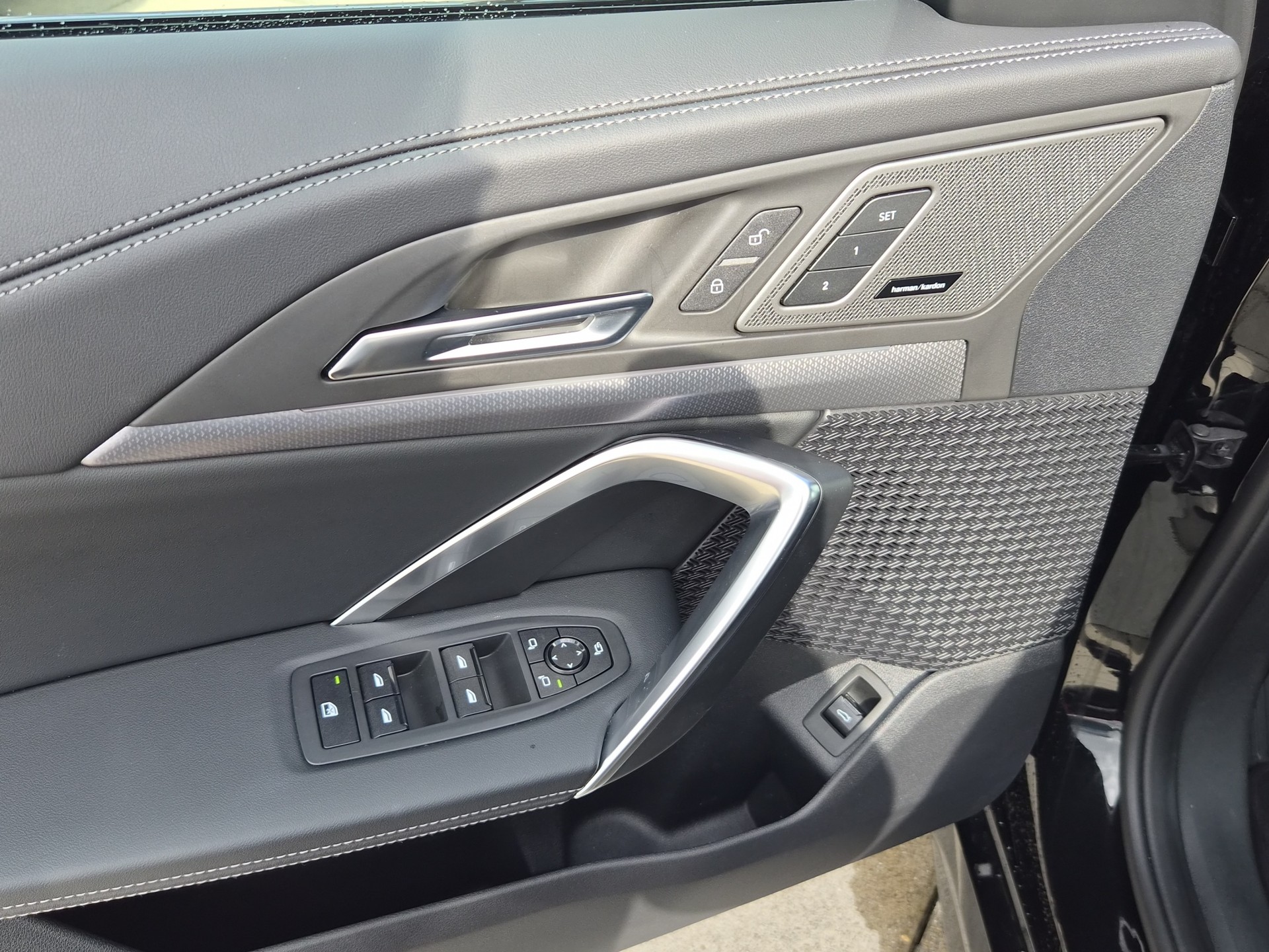 BMW iX1 xDrive 30 Edition M Sport-image-12
