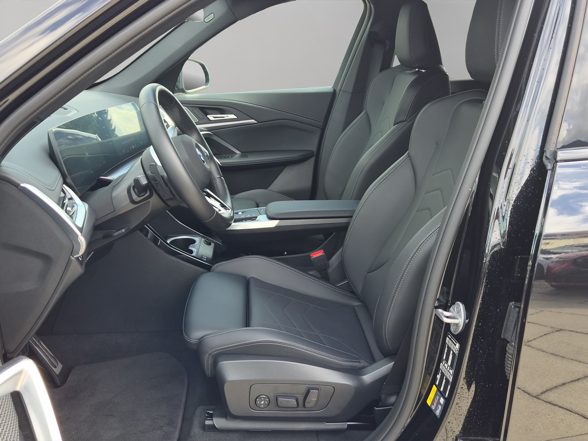 BMW iX1 xDrive 30 Edition M Sport-image-11