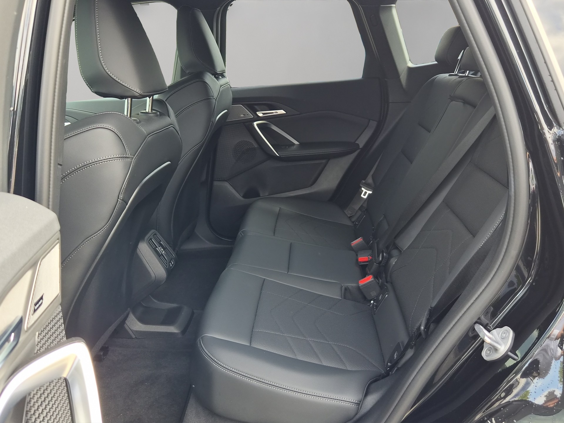 BMW iX1 xDrive 30 Edition M Sport-image-19