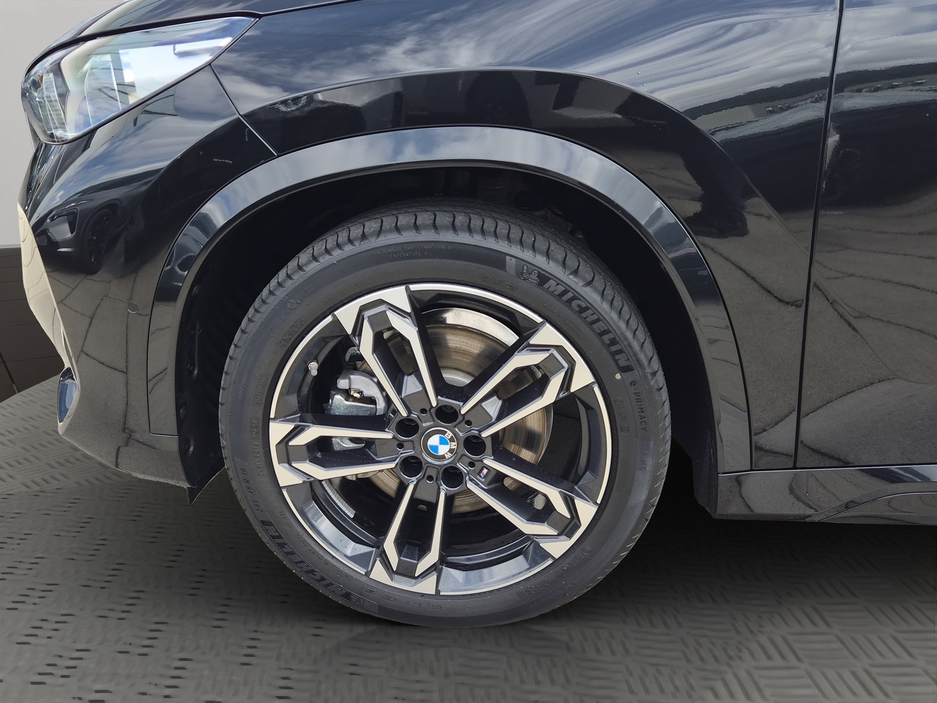 BMW iX1 xDrive 30 Edition M Sport-image-9