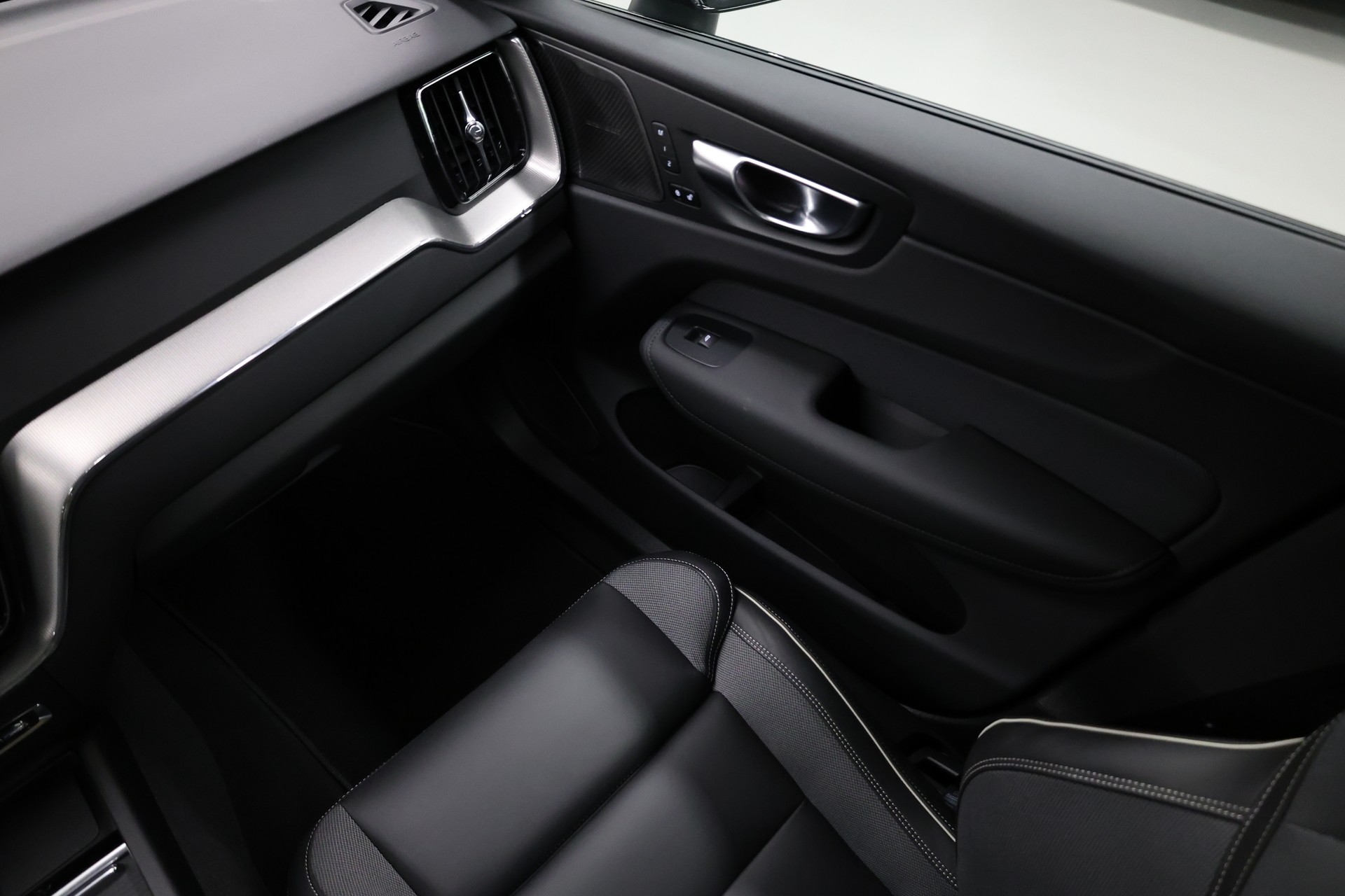 VOLVO XC60 2.0 B5 MH Black Edition AWD-image-24