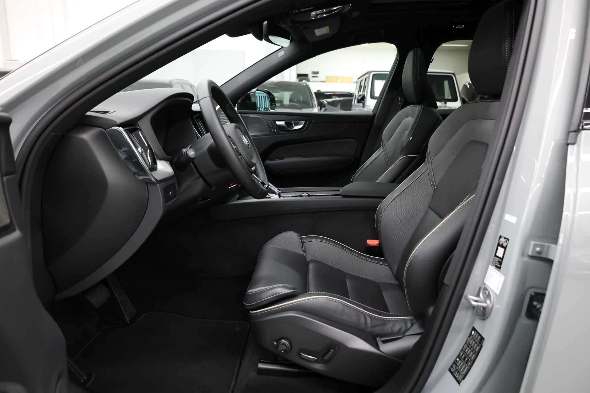 VOLVO XC60 2.0 B5 MH Black Edition AWD-image-16