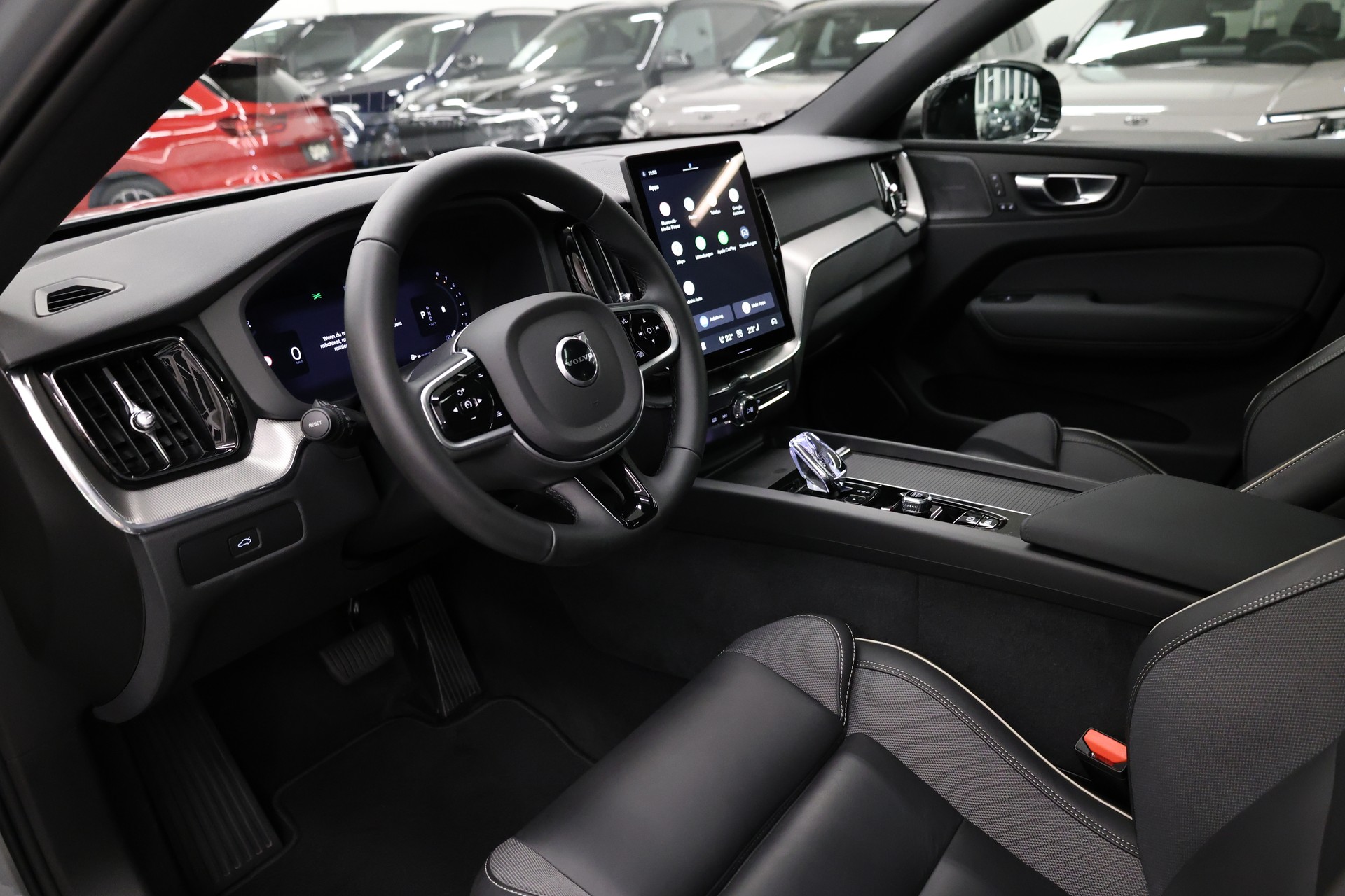 VOLVO XC60 2.0 B5 MH Black Edition AWD-image-18