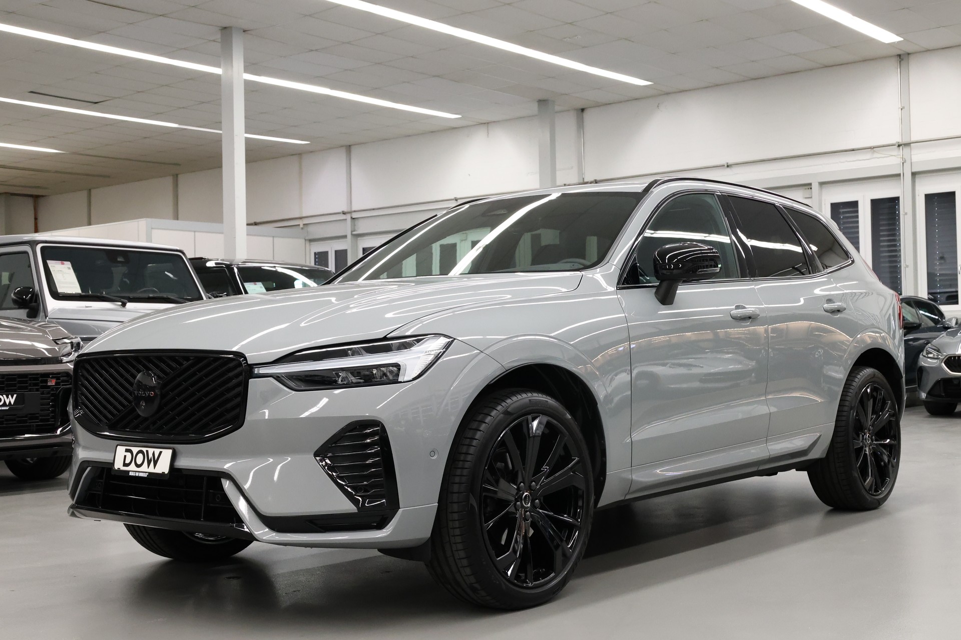 VOLVO XC60 2.0 B5 MH Black Edition AWD-showroom-element-2