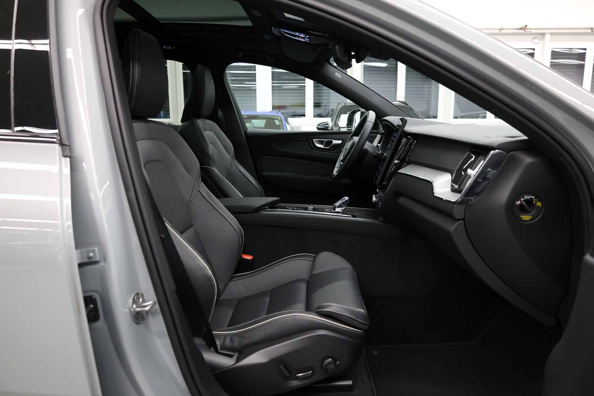 VOLVO XC60 2.0 B5 MH Black Edition AWD-image-17